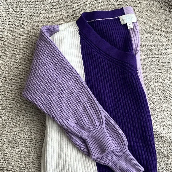 Women’s Knit Sweater - Picture 3 of 3